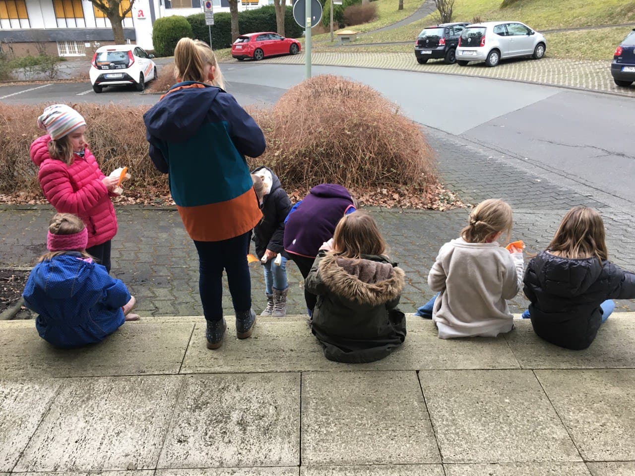 Kidsclub Wilnsdorf beim Basteln von Steinschleudern